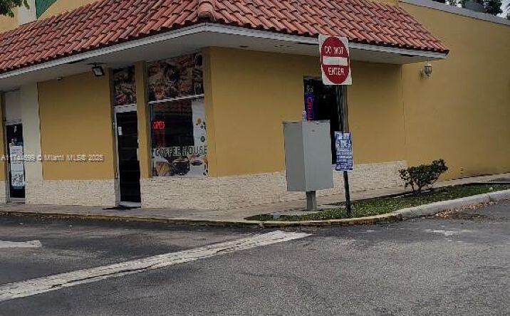 Pictures of Retail property located at 660 NW 40th Ave, Plantation, FL 33311 for sales - image #1