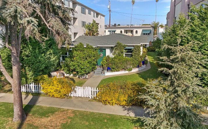 Pictures of Multifamily property located at 1027 12th St, Santa Monica, CA 90403 for sales - image #1