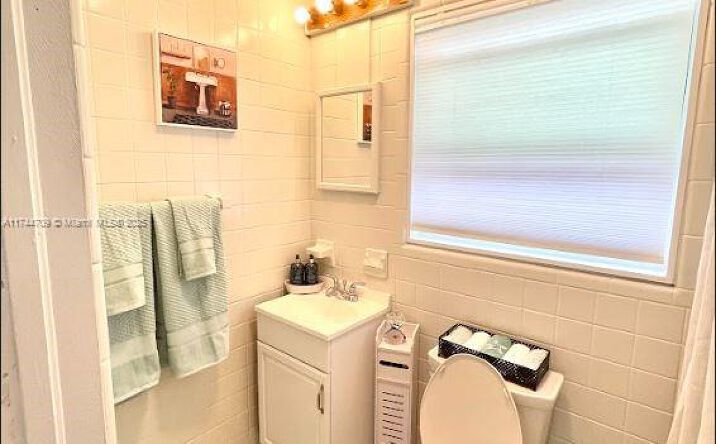 Pictures of Multifamily property located at 1218 N 24th Ave, Hollywood, FL 33020 for sales - image #1