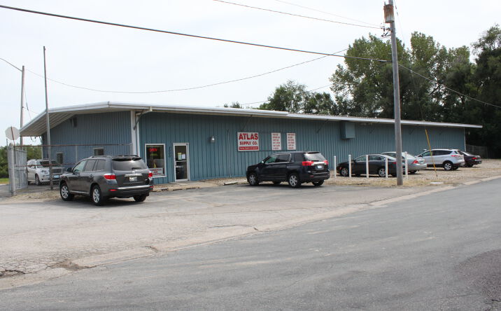 Pictures of Industrial, Office, Retail property located at 2000 N 8th St, Pekin, IL 61554 for sales - image #1