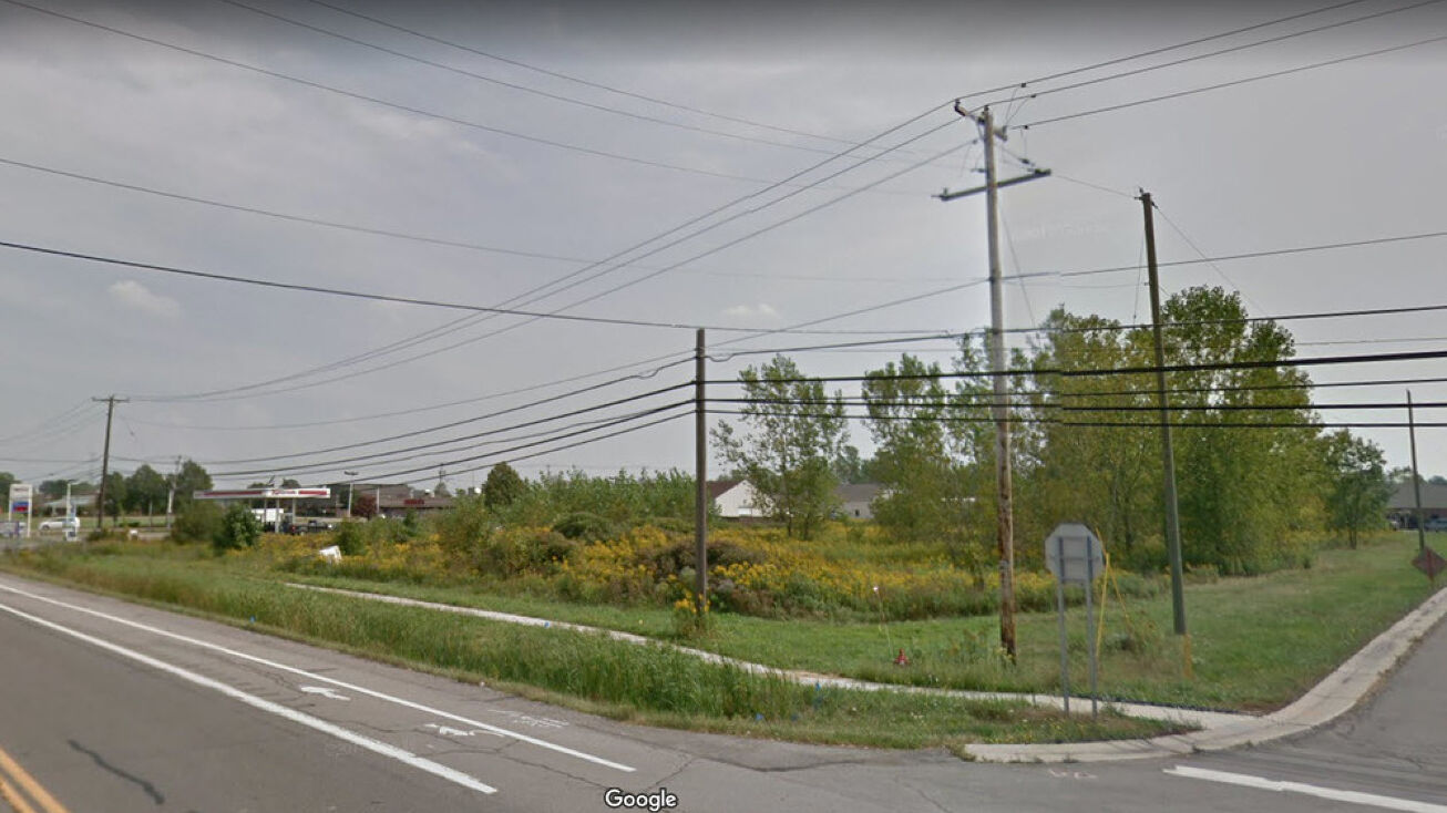 1060 Robinson Rd, Lockport, NY 14094