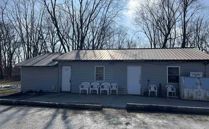 Pictures of Retail, Office, Industrial property located at 104 E River Road, Oakville, IA 52646 for sales - image #1