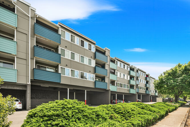Pictures of Multifamily property located at 330 Vuemont Pl NE, Renton, WA 98056 for sales - image #1