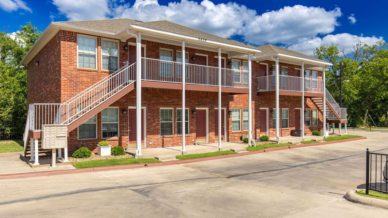 Pictures of Multifamily property located at 2400 Bryan St, Commerce, TX 75428 for sales - image #1