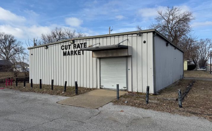 Pictures of Retail property located at 672 Lincoln Ave, Evansville, IN 47713 for sales - image #1