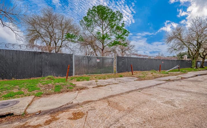 Pictures of Land property located at 10403 Forum Park Drive, Houston, TX 77036 for sales - image #1