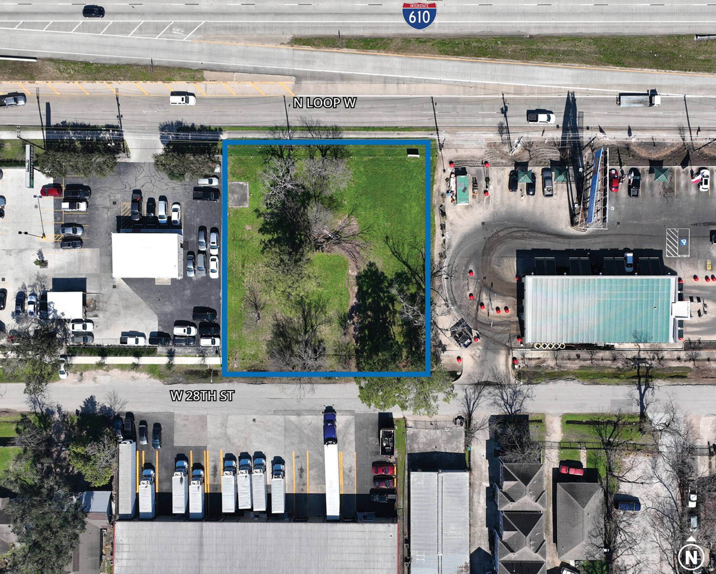 Aerial view of a vacant land parcel at 529 W 28th St, Houston, TX, surrounded by commercial properties and near I-610.