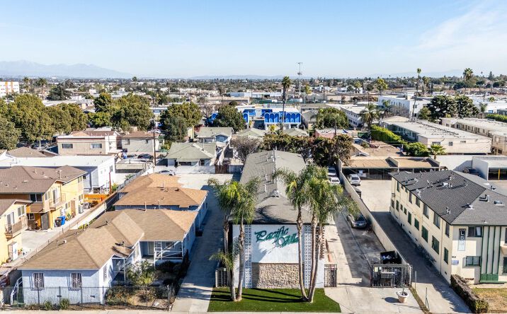 Pictures of Multifamily property located at 6720 West Blvd, Los Angeles, CA 90043 for sales - image #1