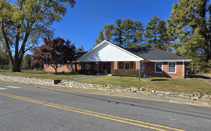 Pictures of Office, Senior Living, Special Purpose property located at 913 9th Ave W, Hendersonville, NC 28791 for sales - image #1