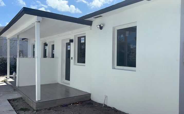 Pictures of Multifamily property located at 1013 NW 1st Ave, Hallandale Beach, FL 33009 for sales - image #1