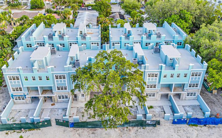 Pictures of Multifamily property located at 824 SE 12th Ct, Fort Lauderdale, FL 33316 for sales - image #1