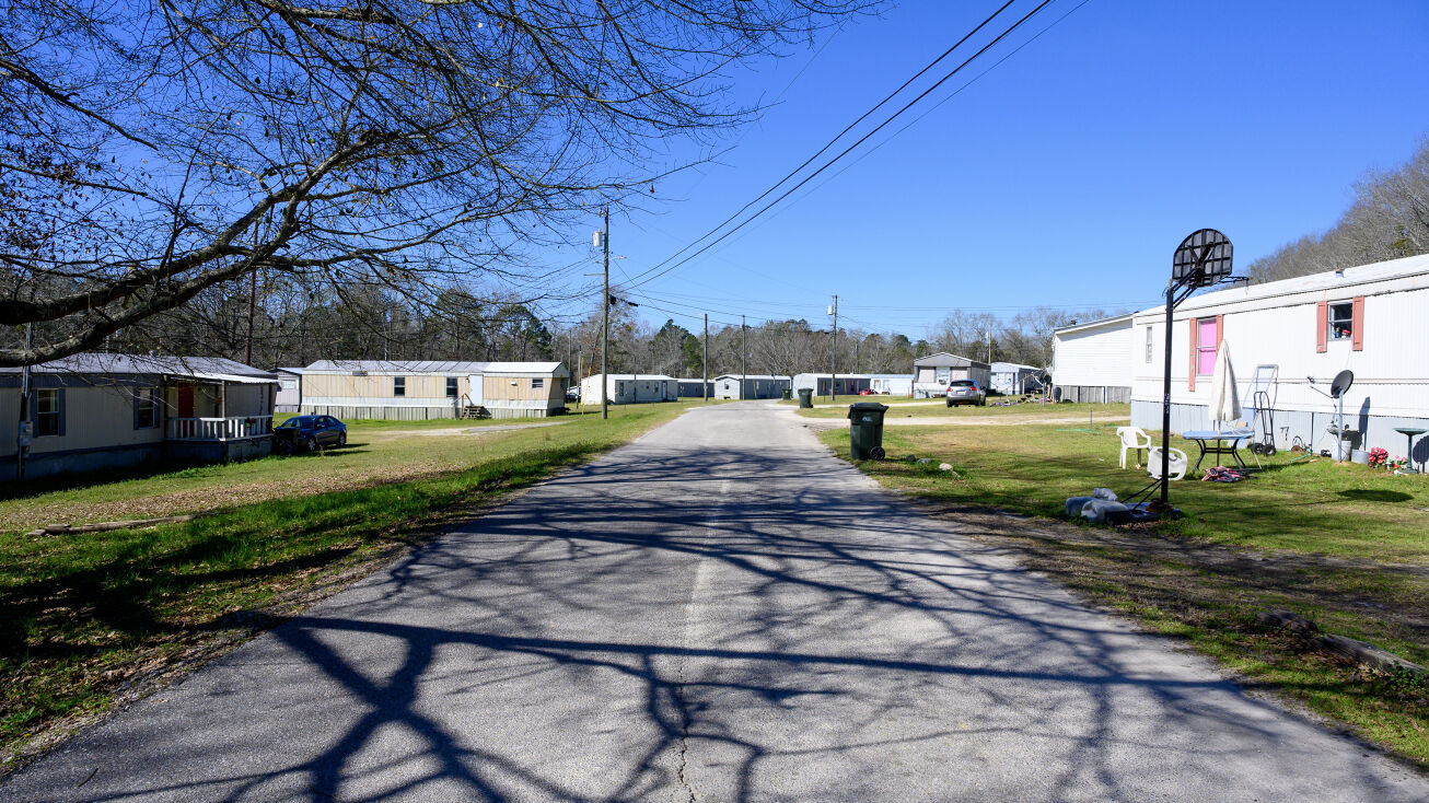 Pictures of Mobile Home Park property located at 100 Lunsford Cir, Opp, AL 36467 for sales - image #1