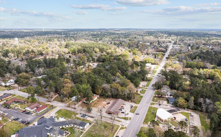 Pictures of Retail property located at 1002 W Bluff St, Woodville, TX 75979 for sales - image #1