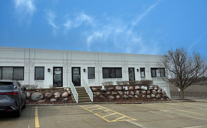 Pictures of Office property located at 711 Ridgeview Dr, McHenry, IL 60050 for sales - image #1