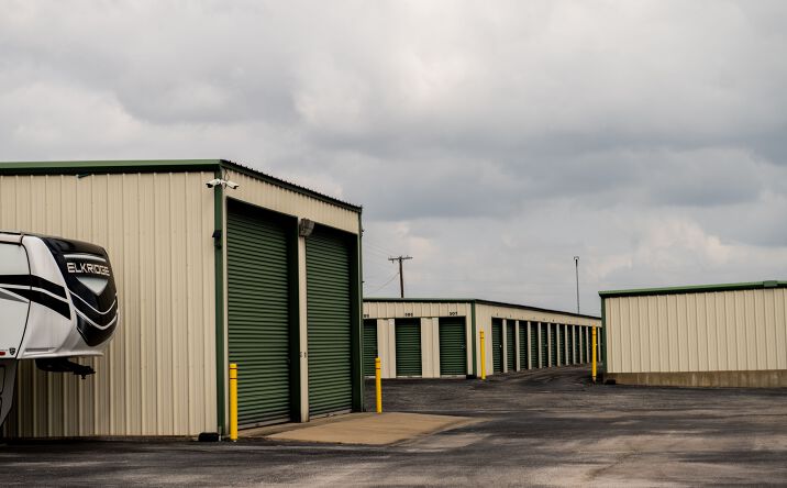 Storage Unit Auction Garage Size Unit At Quyen Elliott Blog Storage