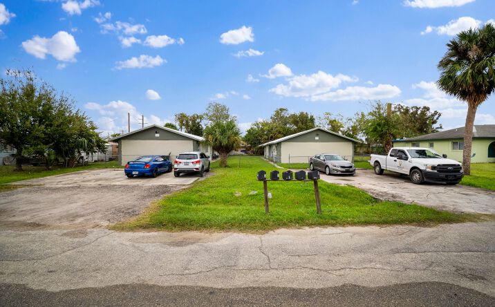 Pictures of Multifamily property located at 3217 Jeffcott St, Fort Myers, FL 33916 for sales - image #1