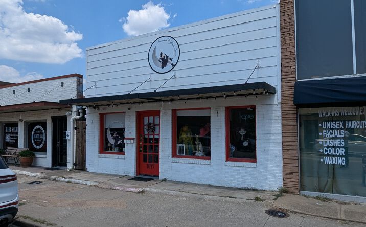 Pictures of Office, Retail property located at 1017 S Broadway St, Carrollton, TX 75006 for sales - image #1