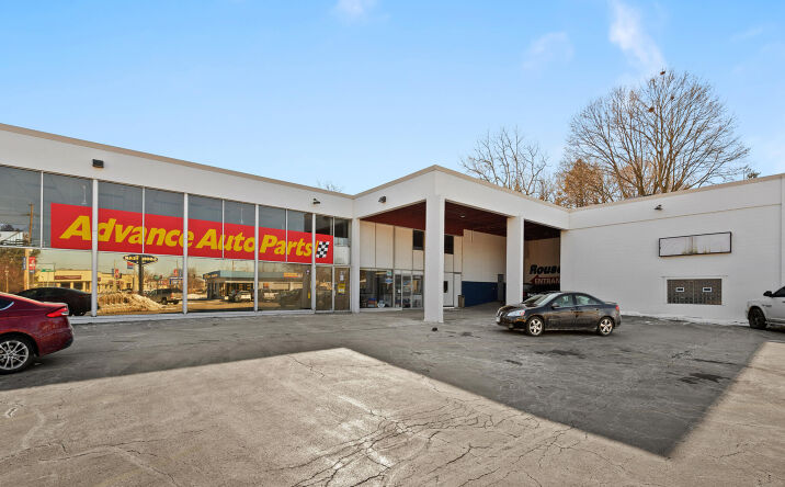 Pictures of Retail property located at 211 S Milwaukee Ave, Libertyville, IL 60048 for sales - image #1