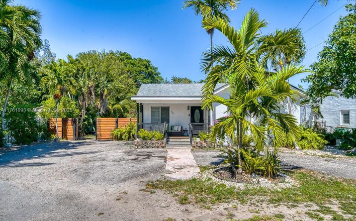 Pictures of Multifamily property located at 555 NW 88th St, El Portal, FL 33150 for sales - image #1