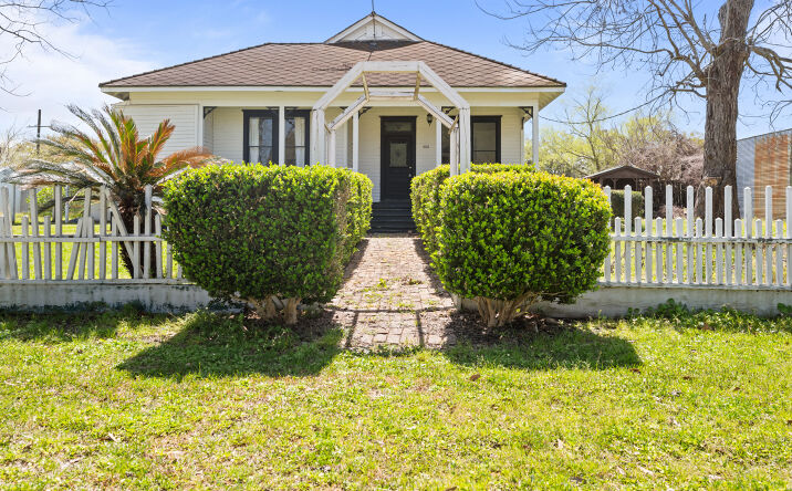 Pictures of Office, Retail property located at 608 Miller St, Anahuac, TX 77514 for sales - image #1