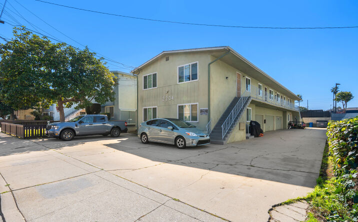 Pictures of Multifamily property located at 2204 Mathews Ave, Redondo Beach, CA 90278 for comps - image #1