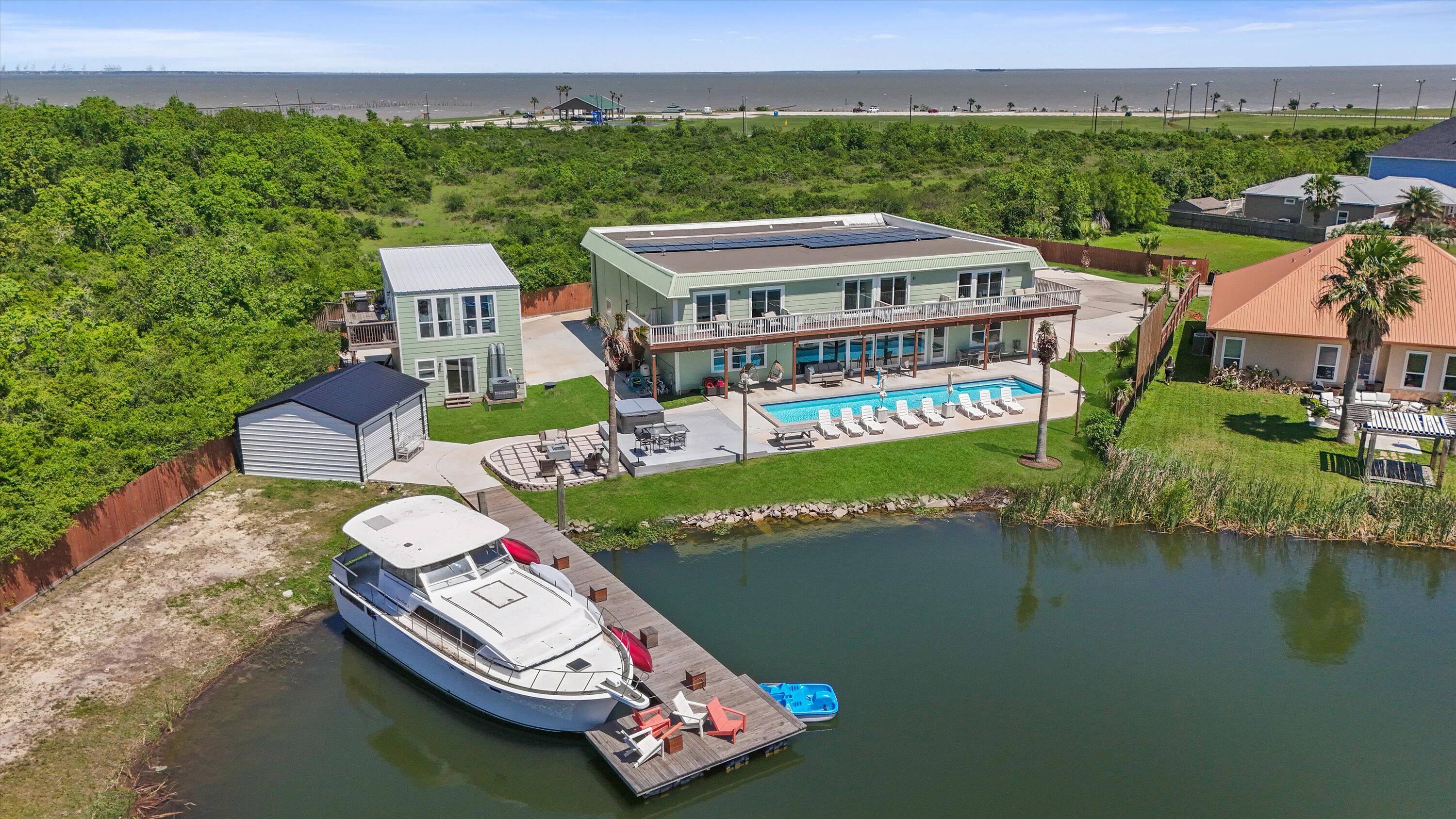 230 Debbie Ln, San Leon, TX 77539