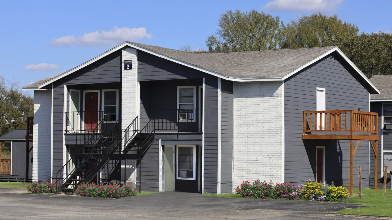 Pictures of Multifamily property located at 1105 Westwood Ln, Giddings, TX 78942 for sales - image #1