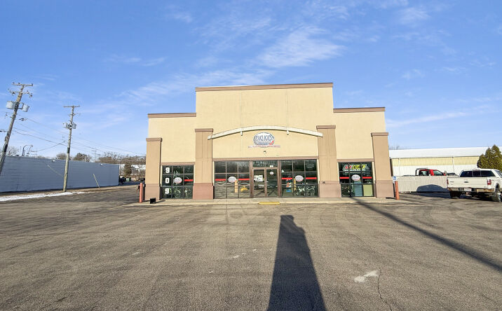 Pictures of Mixed Use, Retail property located at 909 Front St, McHenry IL, McHenry, IL 60050 for sales - image #1