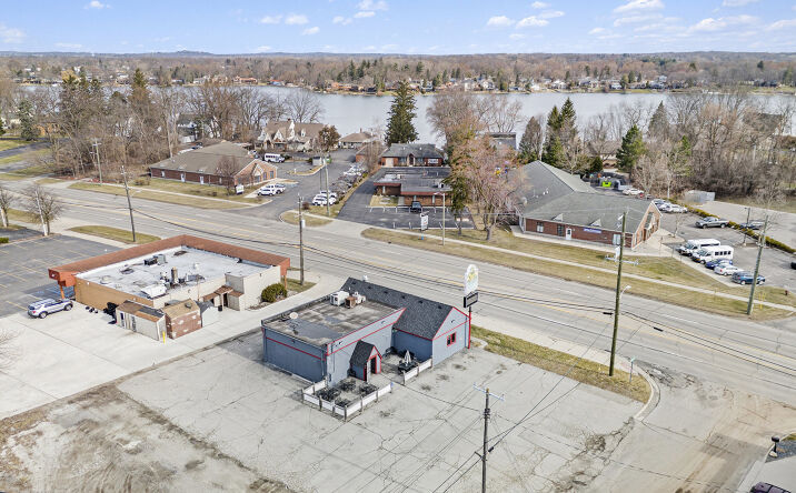 Pictures of Retail property located at 2661 Dixie Hwy, Waterford, MI 48328 for sales - image #1