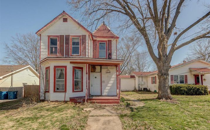 Pictures of Retail, Mixed Use property located at 309 N Giddings Avenue, Jerseyville, IL 62052 for sales - image #1