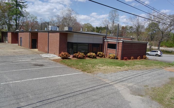 image of property at 529 US HIGHWAY 321 NW Hickory NC 28601-4737