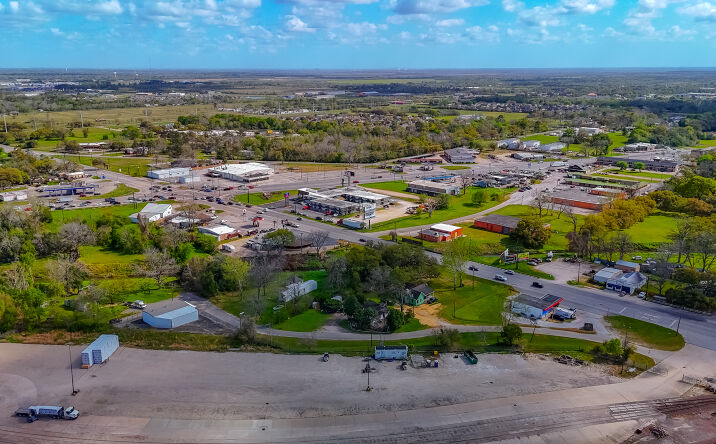 image of property at 110 E HIGHWAY 6 Alvin TX 77511-5892