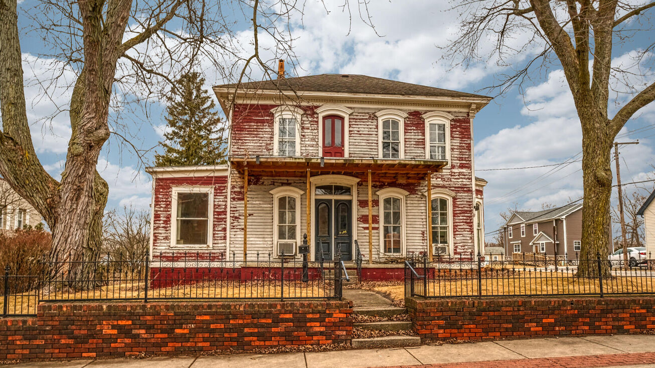 Pictures of Mixed Use property located at 427 E Commercial Avenue, Lowell, IN 46356 for sales - image #1
