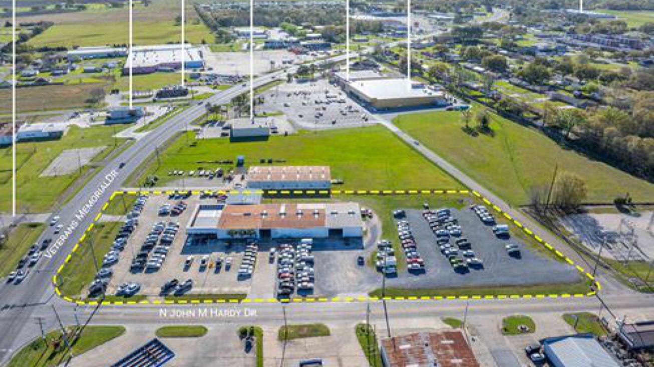 Pictures of Retail property located at 2110 Veterans Memorial Dr, Abbeville, LA 70510 for sales - image #1