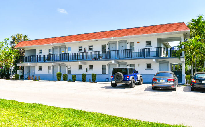 Pictures of Multifamily property located at 627 NE 6th Ave, Boynton Beach, FL 33435 for sales - image #1