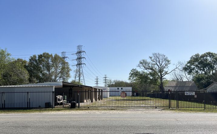 Pictures of Industrial, Office property located at 2906 E Elvinta St, Baytown, TX 77520 for sales - image #1