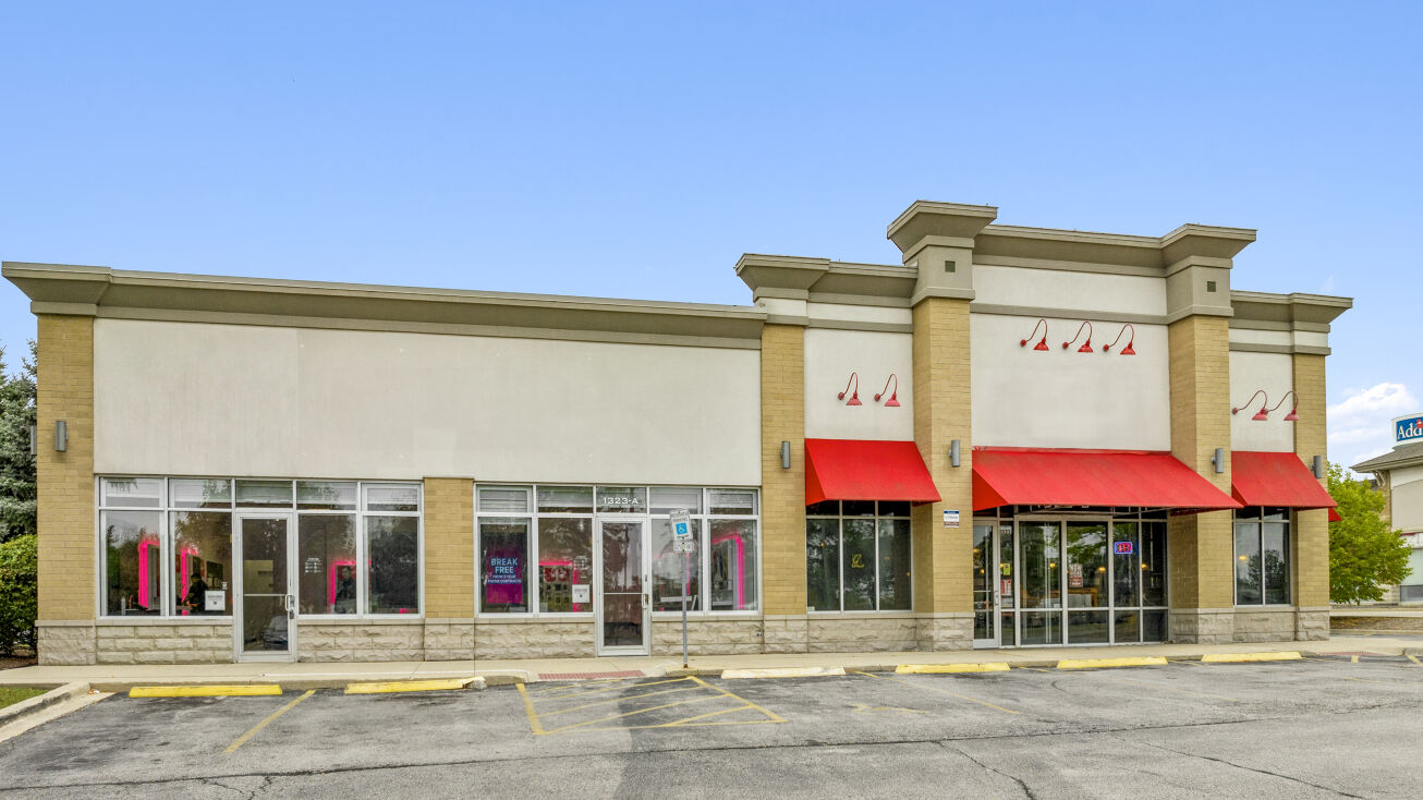 Pictures of Retail property located at 1323 W Lake St, Addison, IL 60101 for sales - image #1