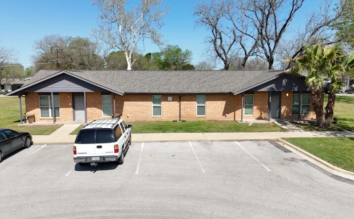 Pictures of Multifamily property located at 1002 SE Martin Luther King Blvd, Smithville, TX 78957 for sales - image #1