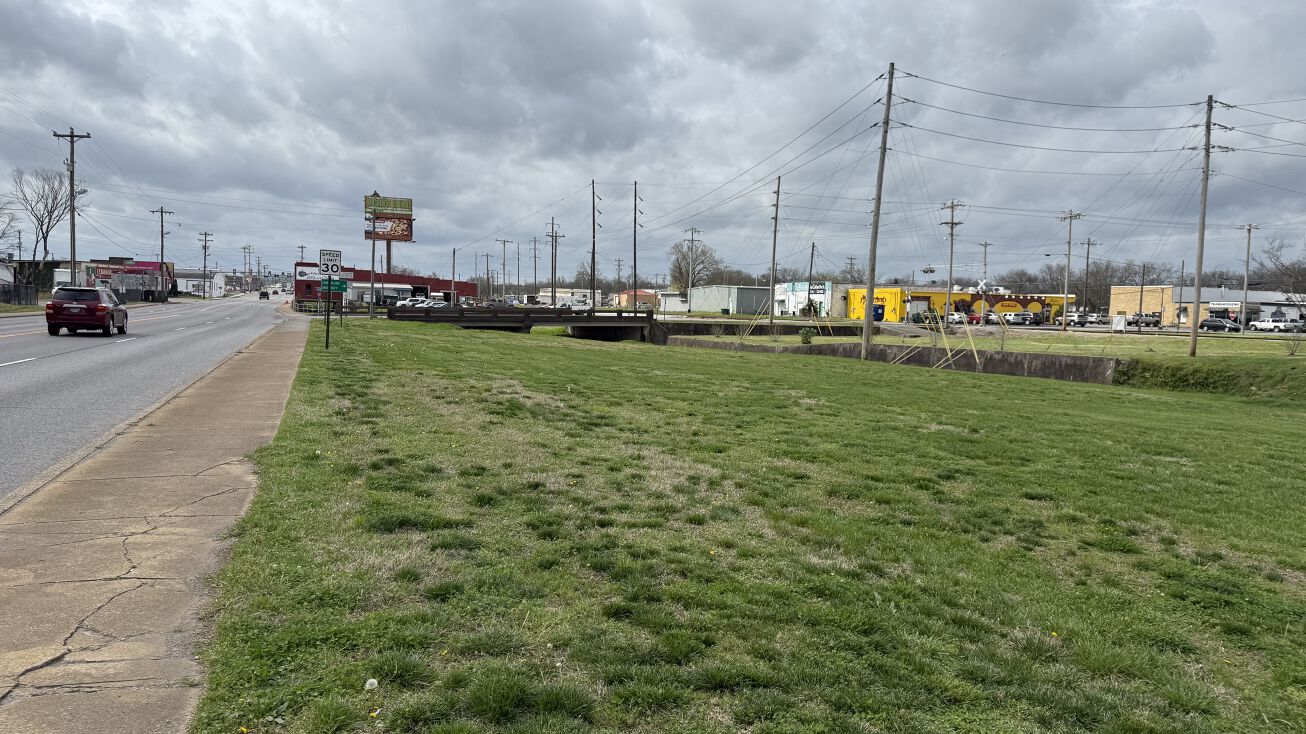 Pictures of Land property located at 150 S Cumberland St, Lebanon, TN 37087 for sales - image #1