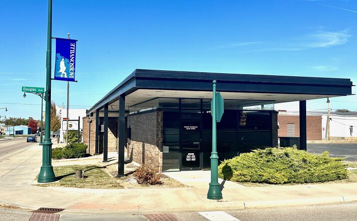 Pictures of Office property located at 300 N MAIN Street, Jacksonville, IL 62650 for sales - image #1