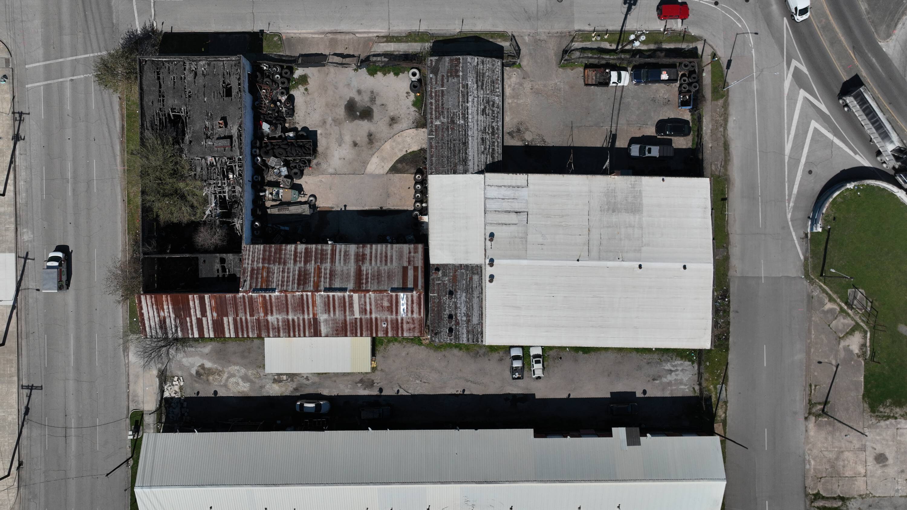 Aerial view of 215 St Emanuel & 2104 Franklin St, Houston, TX, showcasing multiple industrial buildings with parking and loading areas.