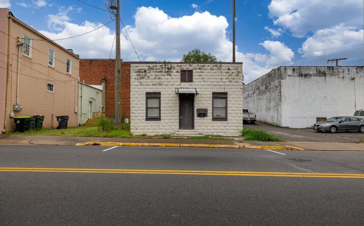 image of property at 109 E MAIN ST South Hill VA 23970-2613