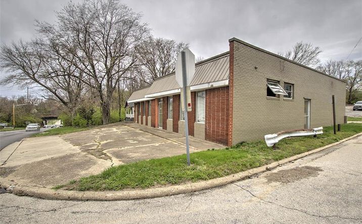 Pictures of Industrial, Mixed Use, Retail property located at 980 S Main St, Decatur, IL 62521 for sales - image #1