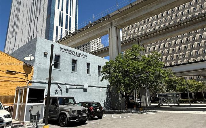 Pictures of Office property located at 16 SW 1st Ave, Miami, FL 33130 for sales - image #1