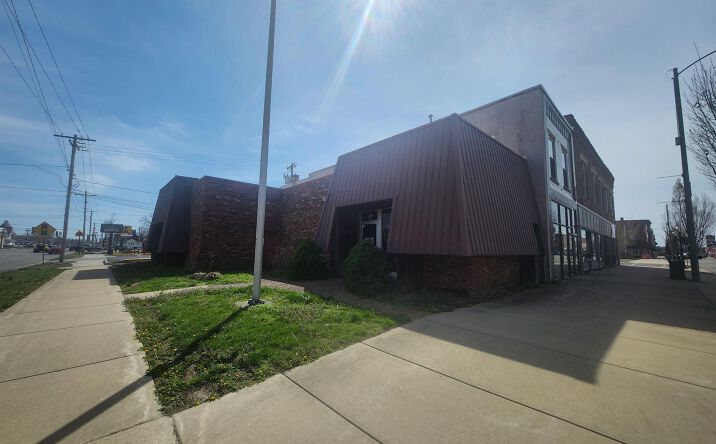 Pictures of Office property located at 221 E MAIN Street, Duquoin, IL 62832 for sales - image #1