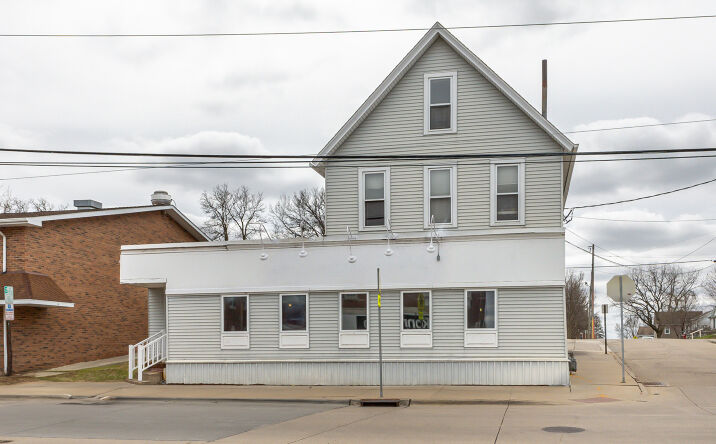 Pictures of Hospitality, Retail property located at 1098 University Ave, Dubuque, IA 52001 for sales - image #1