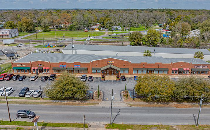 Pictures of Retail property located at 715 E Calhoun St, Bainbridge, GA 39819 for sales - image #1