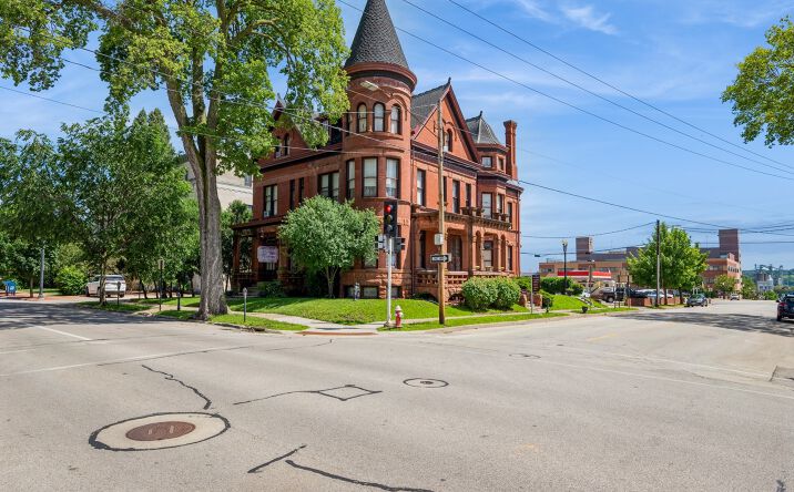 Pictures of Hospitality property located at 504 Bluff, Dubuque, IA 52001 for sales - image #1