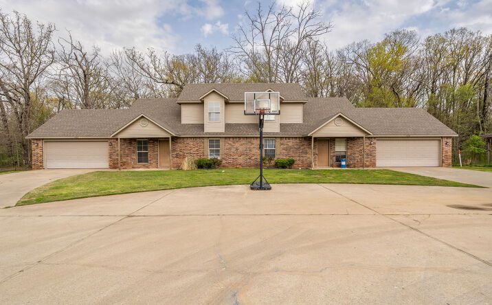 Pictures of Multifamily property located at 1810 Hanson Dr, Lavaca, AR 72941 for sales - image #1