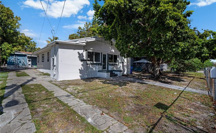Pictures of Multifamily property located at 1114 SW 13th Ct, Miami, FL 33135 for sales - image #1